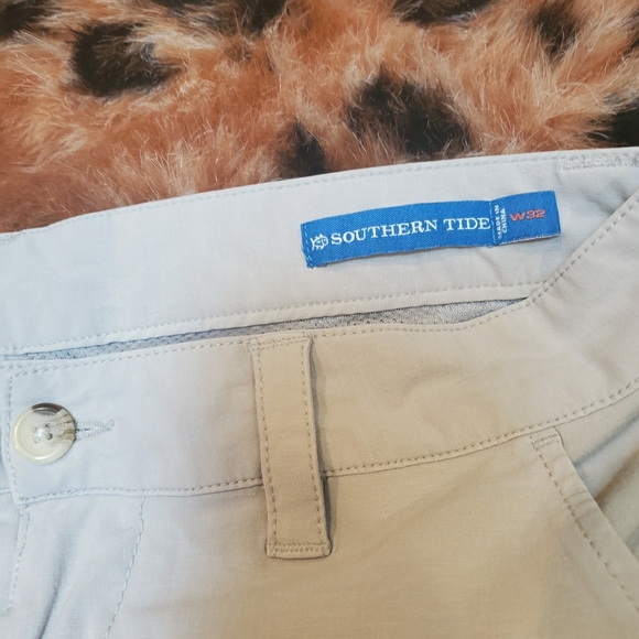 Men's Southern tide khaki long board shorts - Picture 2 of 4